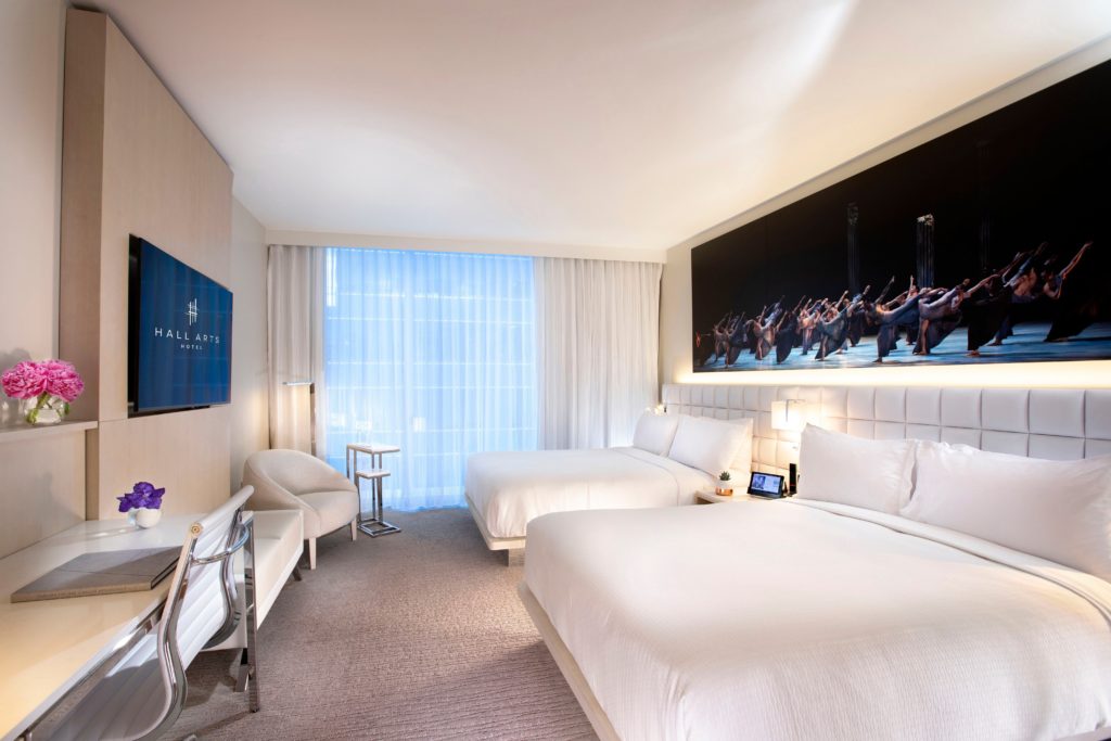 HALL Deluxe 2 Queen Beds HALL Arts Hotel Dallas, Curio